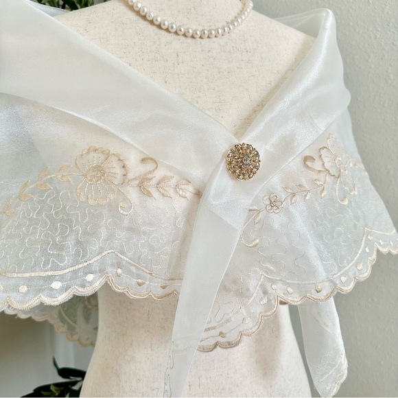 ONE LEFT❣️ Off white Natural Alampay Panuelo with pin - Picture 3 of 4